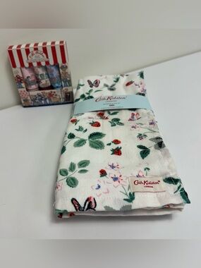 New Cath Kidston 3 Strawberries & Flowers Towels Set with 3 Assorted Hand Creams